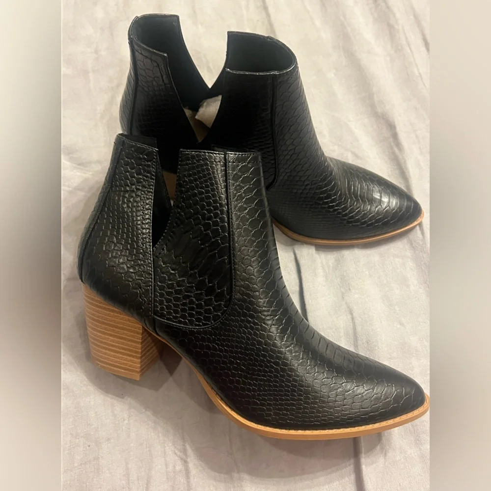 ZBY brand- NEW Womens Black cutout Ankle Booties - Size 11
